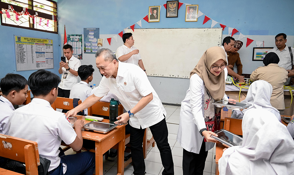 Menko Pangan Zulkifli Hasan didampingi Bupati Ipuk Fiestiandani mengawali program makan bergizi gratis di SMPN 2 Rogojampi, Senin (3/2).