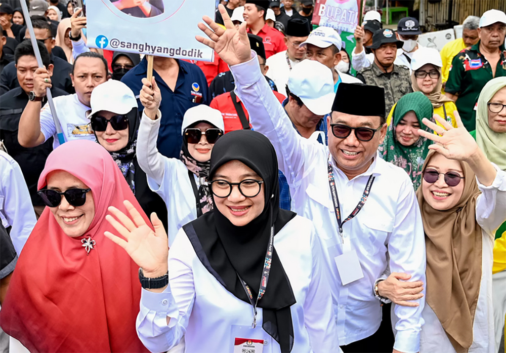 MELENGGANG: Pasangan Ipuk-Mujiono saat kampanye Pilkada Banyuwangi 2024 lalu.