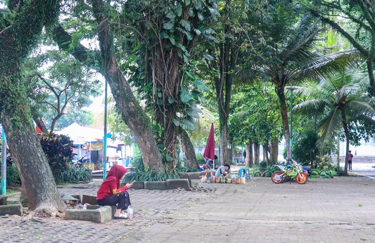 SUMBER CUAN: RTH Maron, Desa Genteng Kulon, Kecamatan Genteng yang kini disoal terkait pengelolaannya Senin (2/2).
