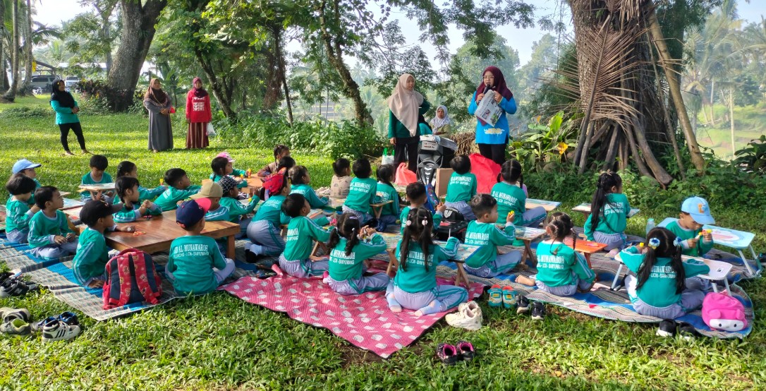 KB Al Munawaroh Desa Kluncing,  Kecamatan Licin, Banyuwangi, menggelar kolase koran di area terbuka kawasan hotel Ijen Resort.