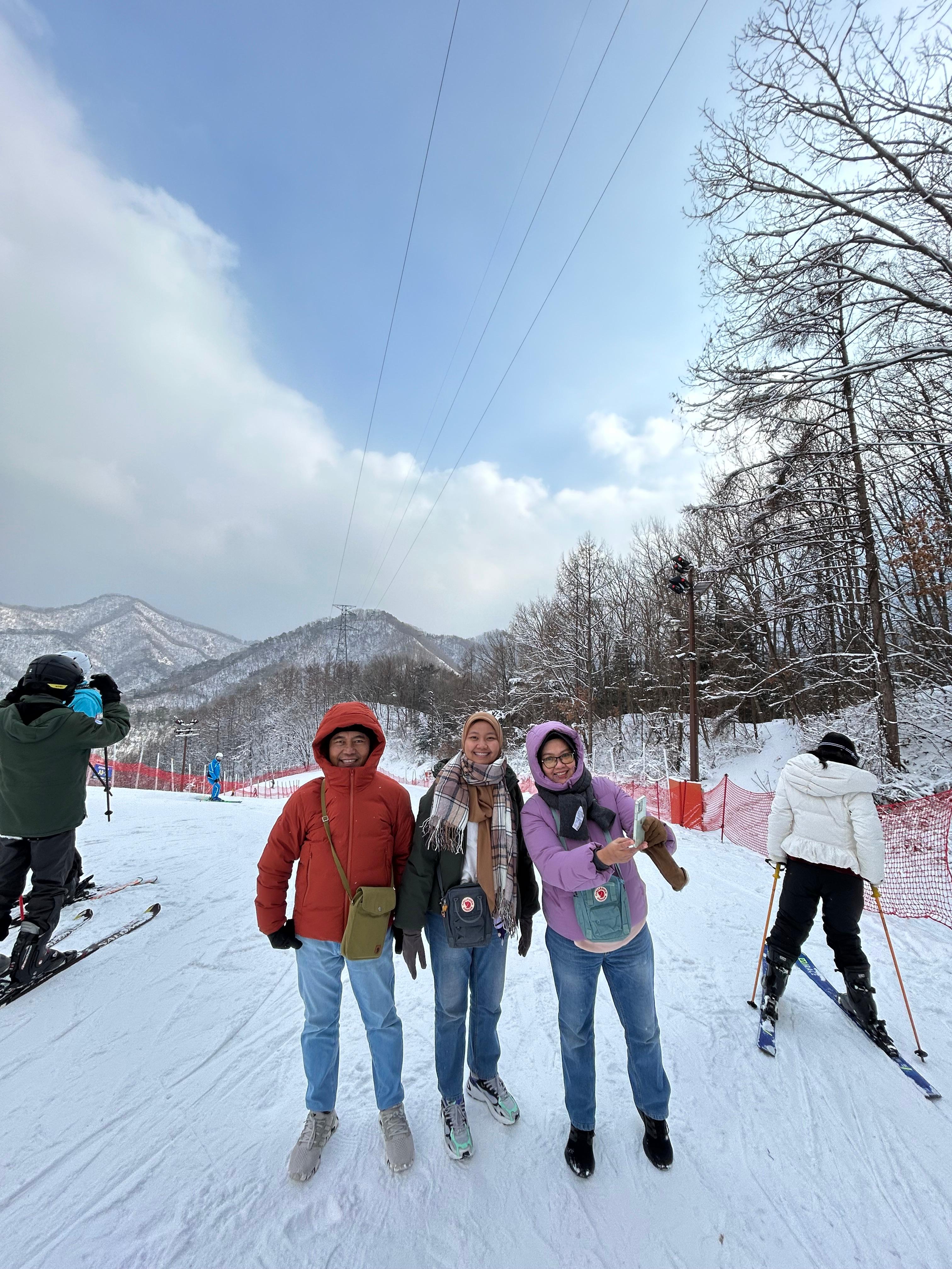 MEMBAUR: Di Elysian, penulis berbaur dengan para pemain ski.