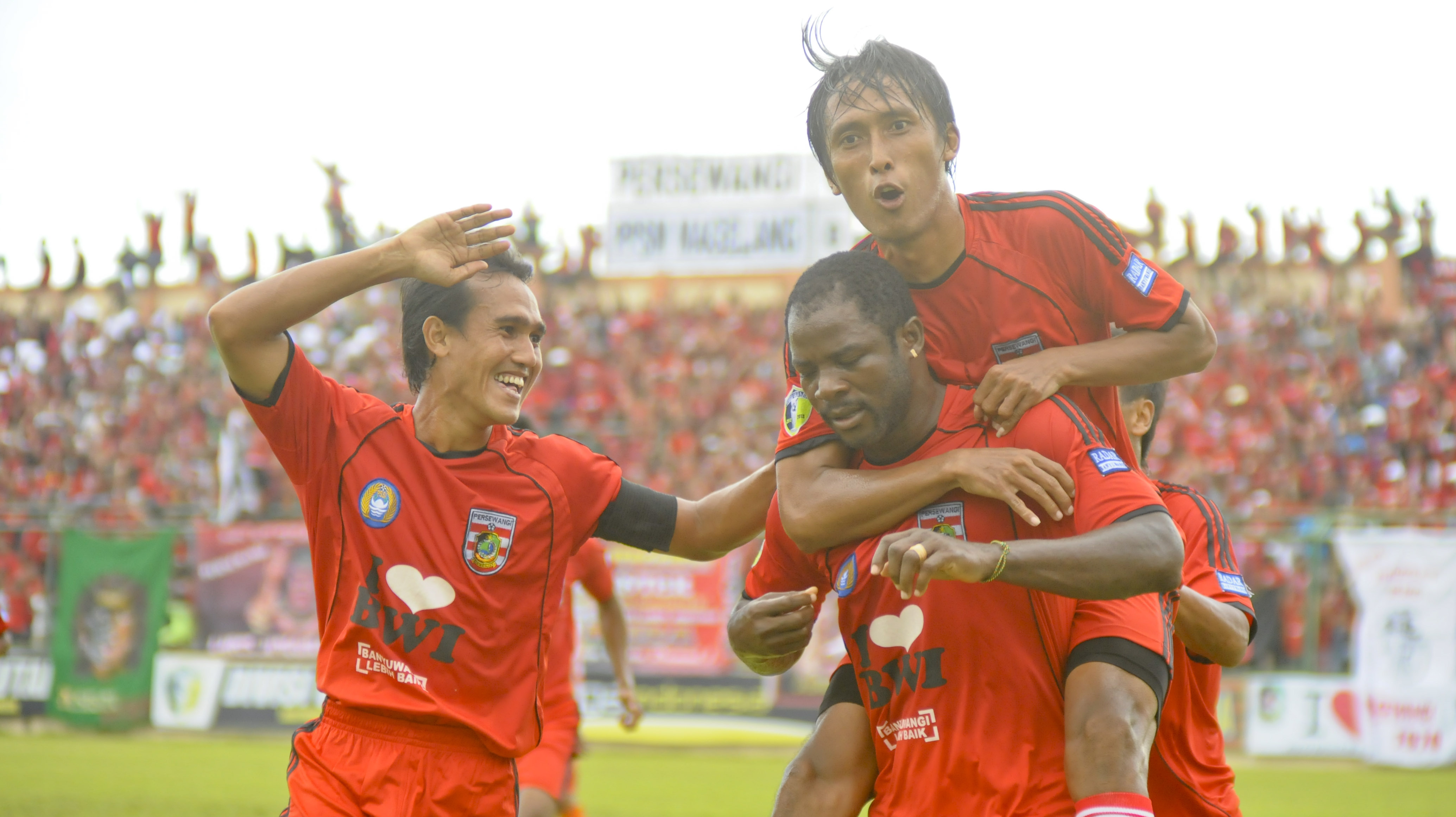 CENTER BACK: Slamet Sampurno merayakan gol bersama Kolou Toure dan Zainal Ichwan saat memperkuat Persewangi Banyuwangi di pentas Divisi Utama 2012/2023