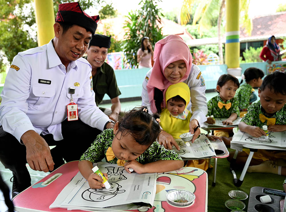 Kepala Dispendik Banyuwangi Suratno meninjau peserta Lomba Kolase Koran di TK Pembina Banyuwangi