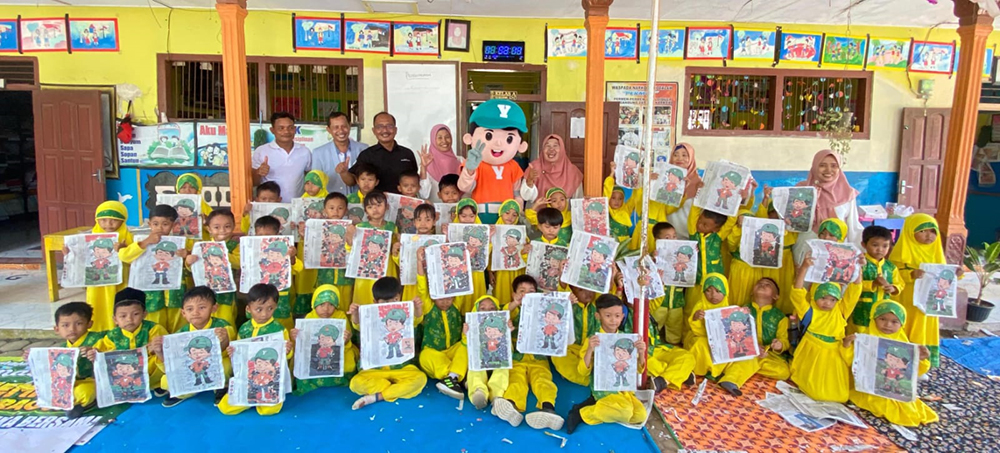 Siswa TK Khodijah 86, Desa Barurejo, Kecamatan Siliragung foto bersama usai mengerjakan lembar Kolase Koran.