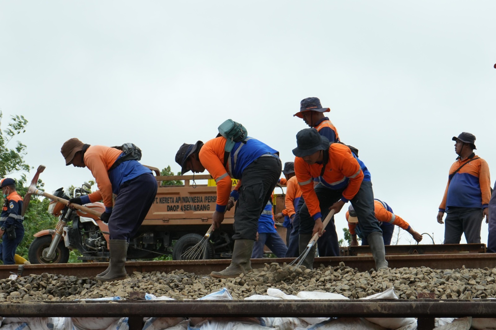 Petugas memperbaiki jalur rel kereta api yang terputus karena banjir di antara Stasiun Gubug dan Karangjati, Kabupaten Grobogan, Jawa Tengah.