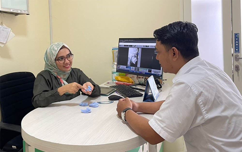 PELAYANAN: drg Iyanda Vemala SpOrt bersama pasien yang konsultasi gigi di RSU Bhakti Husada Krikilan, Kecamatan Glenmore.