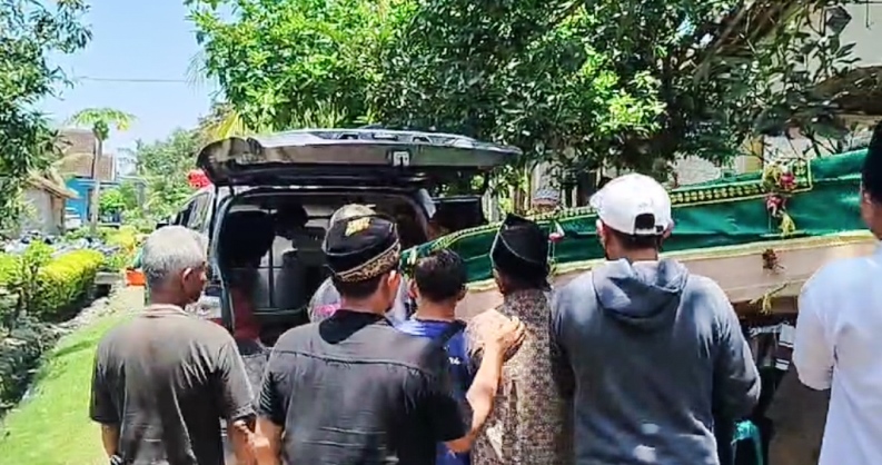 DUKA: Jenazah PMI asal Dusun Persen, Desa Kedungasri, Kecamatan Tegaldlimo Sri Wahyuni yang menjadi korban kebakaran di salah satu hotel di I Turki pada Sabtu (18/1) akan dimakamkan di kampung halaman