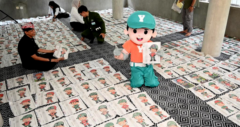 FIGUR LOKAL: Kapten Yaskid ikut meramaikan proses penjurian lomba kolase koran di Seblangroom Grha Pena Banyuwangi Kamis 6 Febriari 2025.