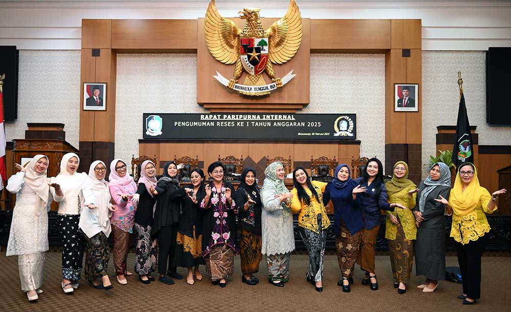 JATI DIRI: Para perempuan anggota DPRD Banyuwangi kompak mengenakan kebaya saat mengikuti rapat paripurna internal dewan, Kamis (6/2).