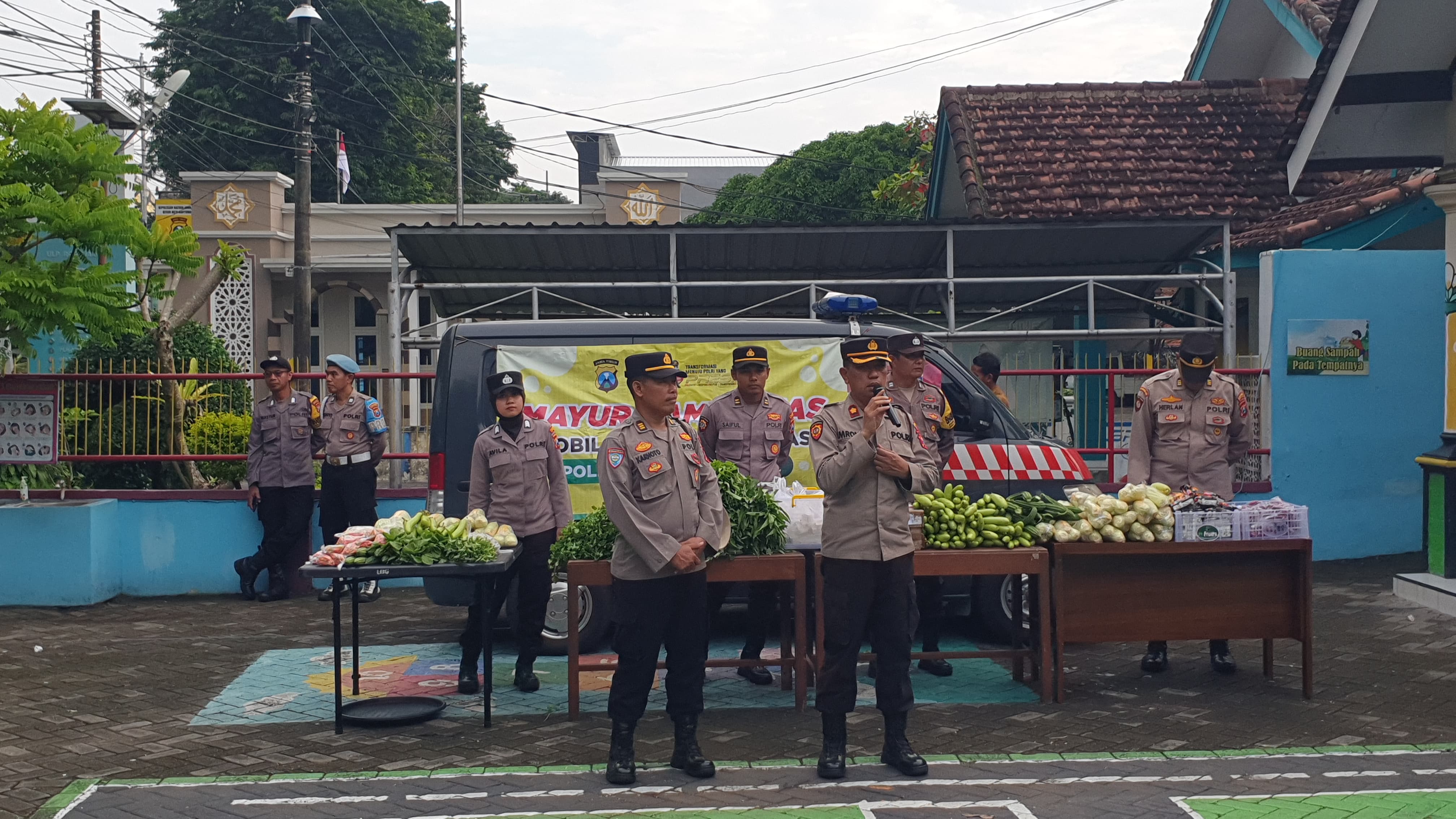 Kamtibmas Polresta Banyuwangi berbagi sayur gratis di TK Bhayangkari Rogojampi.