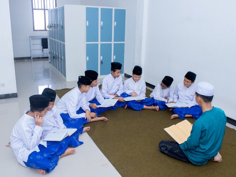 DISKUSI: Para santri Pondok Pesantren Modern DAI Desa Karangdoro, Kecamatan Tegalsari, Banyuwangi, mengaji kitab kuning di kamarnya yang bersih