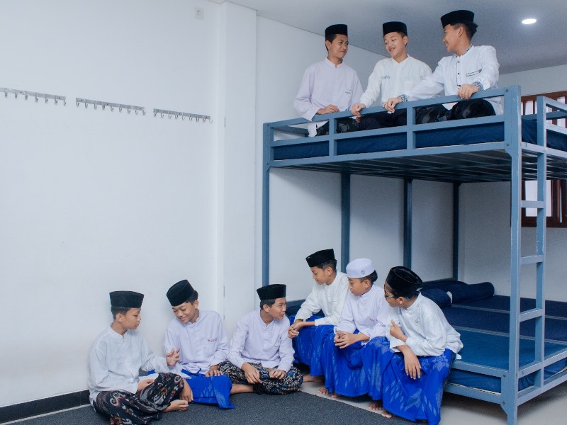 BERSIH: Para santri Pondok Pesantren Modern DAI Desa Karangdoro, Kecamatan Tegalsari, Banyuwangi tampak sumringah di asrama kamarnya yang sehat.