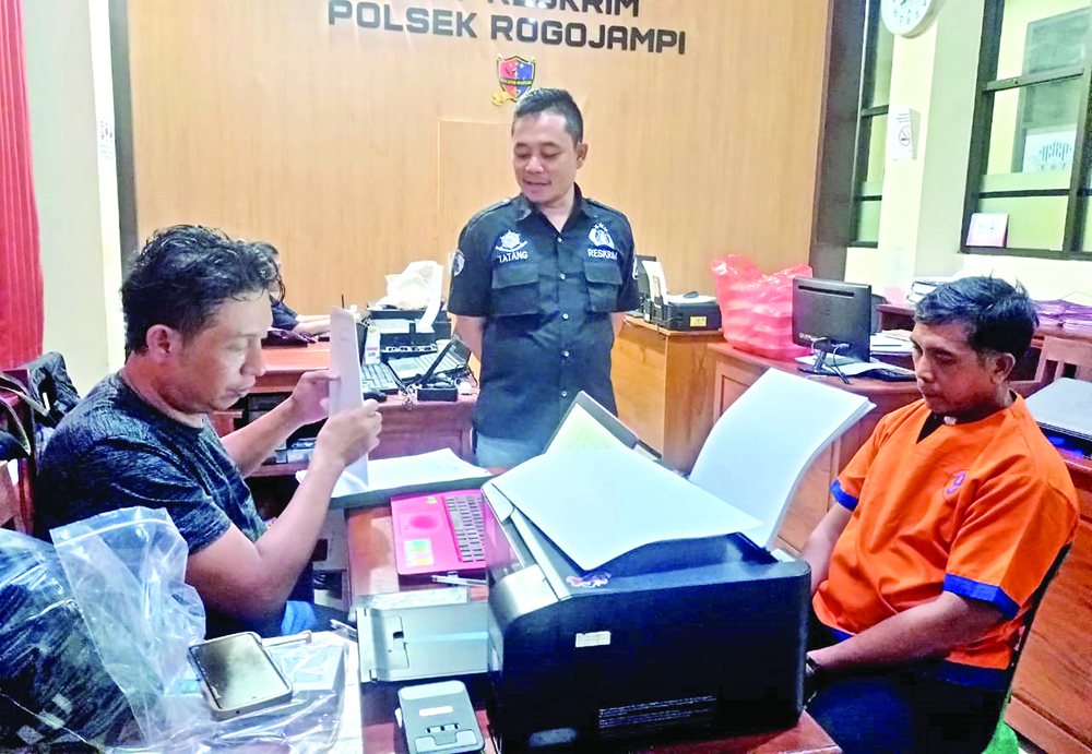 DIINTEROGASI PENYIDIK: Nu&rsquo;im Hayat, tersangka pencurian HP  dimintai keterangan penyidik  Reskrim Polsek Rogojampi, Rabu (5/2).