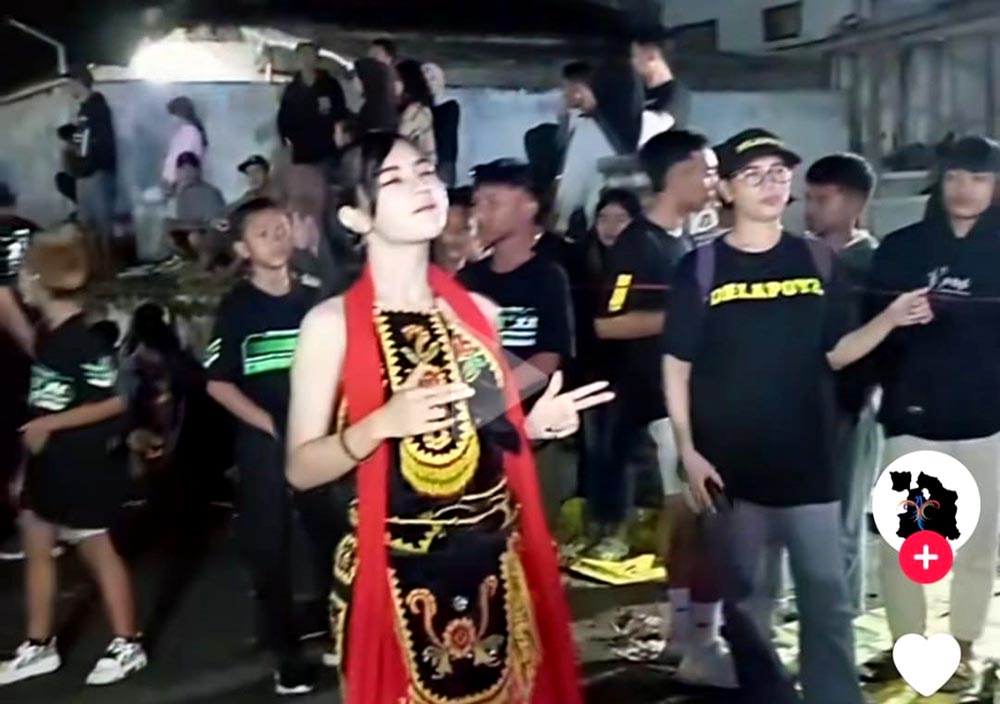 MENUAI KECAMAN: Dela menari gandrung dalam event karnaval di Kediri beberapa waktu lalu.