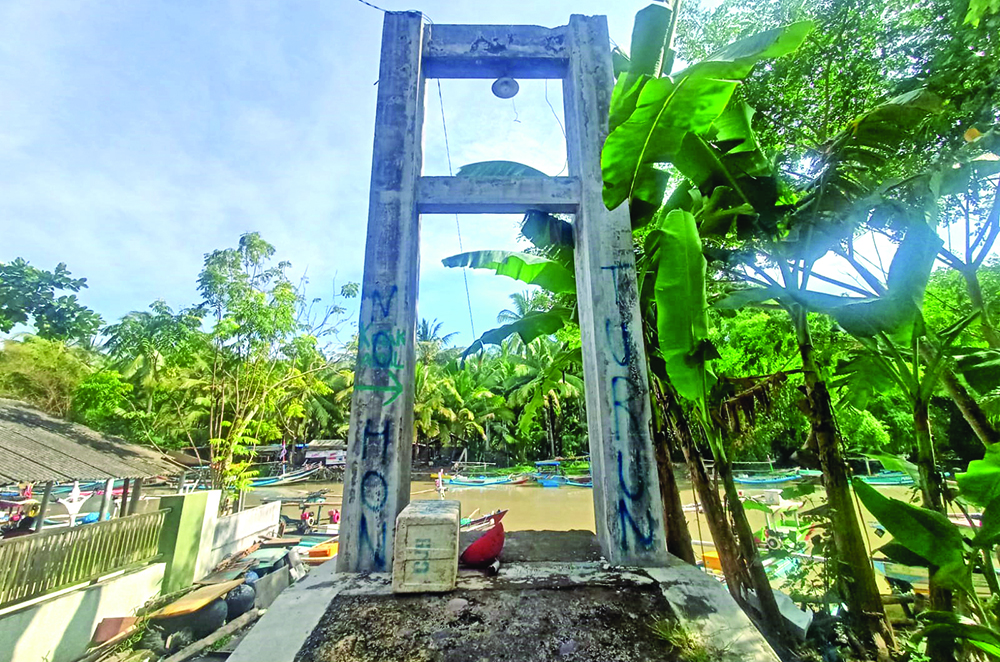 Bekas jembatan tradisional penghubung Dusun Krajan dengan Dusun Tegalpare, Desa Wringinputih, Kecamatan Muncar.