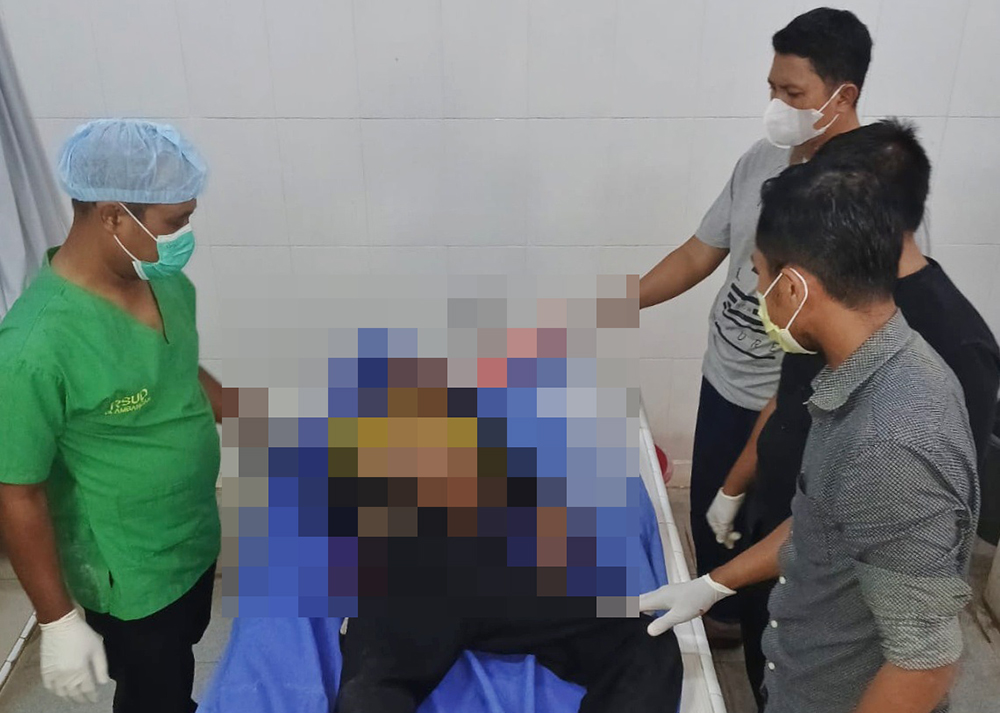 IDENTIFIKASI: Anggota Inavis Polresta Banyuwangi mengidentifikasi mayat Mr X yang ditemkan di sekitar pelabuhan Dusun Sampangan, Desa Kedungrejo, Kecamatan Muncar di RSUD Blambangan.