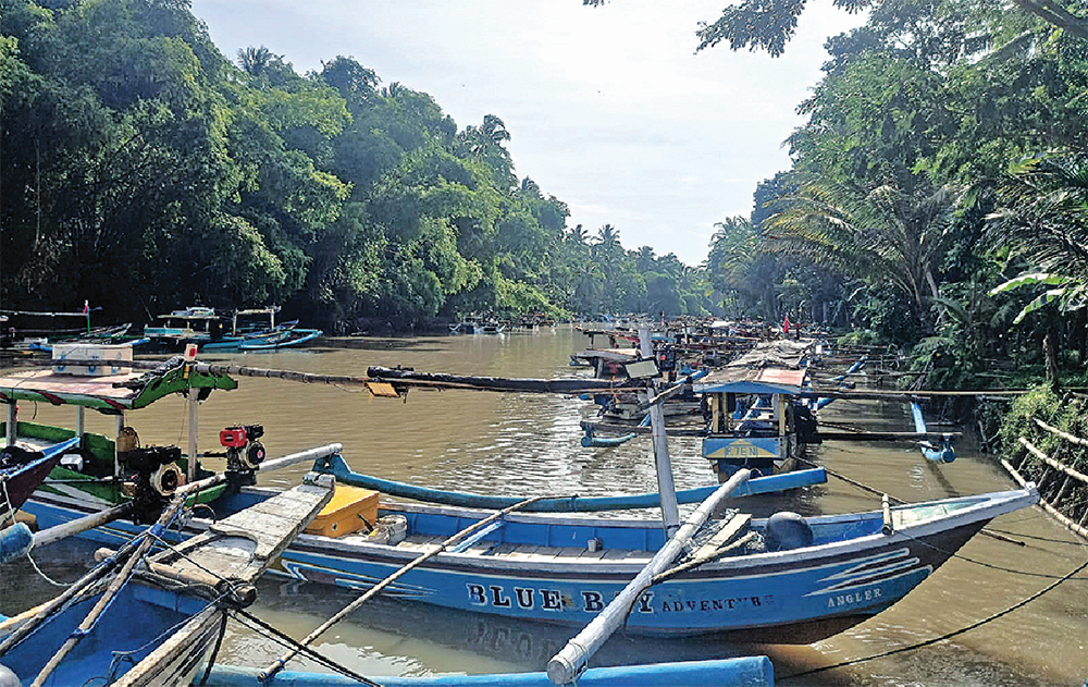 CARI AMAN: Perahu milik nelayan bersandar di sekitar buangan Sungai Stail Dusun Krajan dan Dusun Tegalpare, Desa Wringinputih, Kecamatan Muncar, Jumat (7/2).