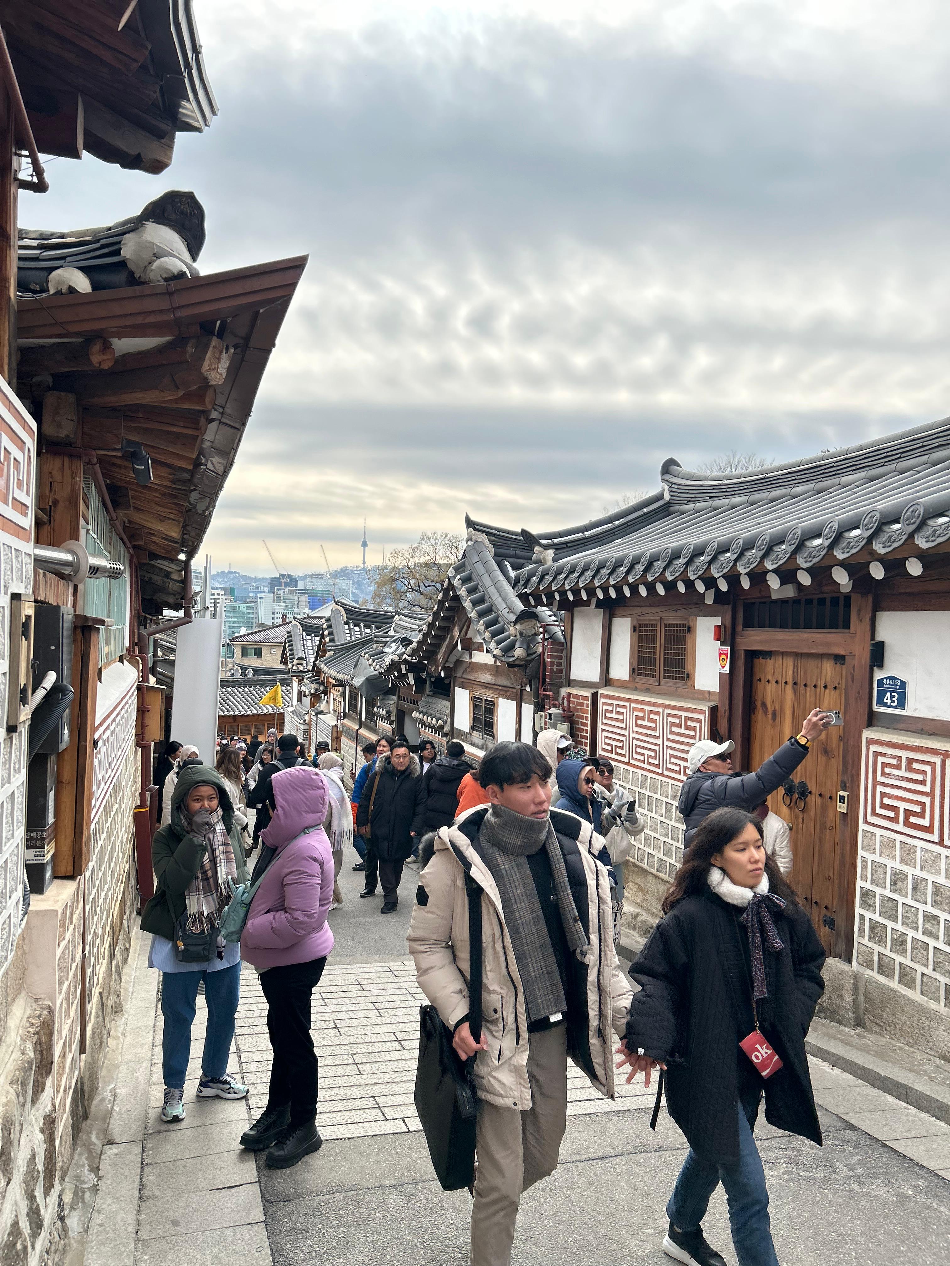 KHAS: Salah satu gang di antara Hanok Bukchon