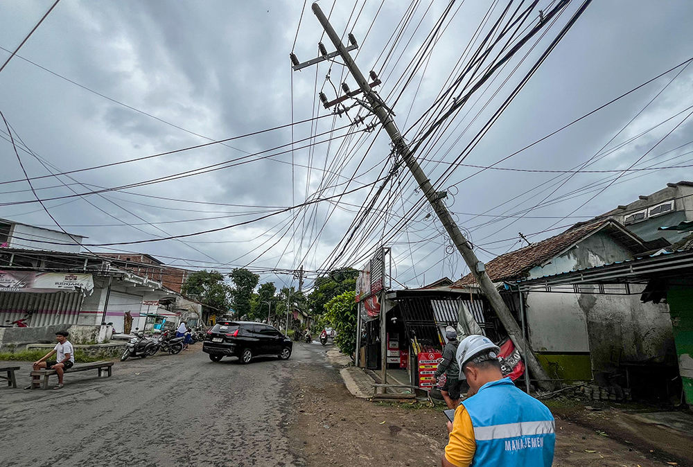 Tiang listrik di Kalipuro Banyuwangi roboh usai diterjang angin kencang, Minggu (9/2/25).
