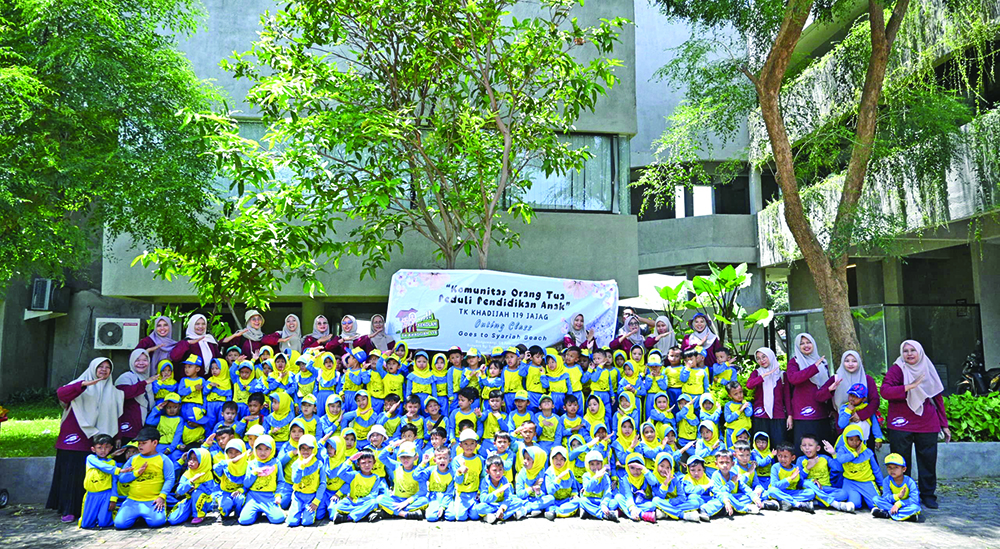 Ratusan siswa TK Khadijah 119 Jajag, Kecamatan Gambiran, foto bersama para guru di halaman kantor JP-RaBa pada Sabtu (8/2).