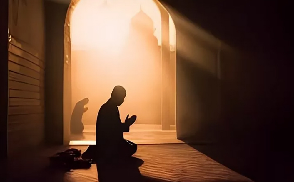 Ilustasi seorang muslim tengah berdoa (Freepik.com)