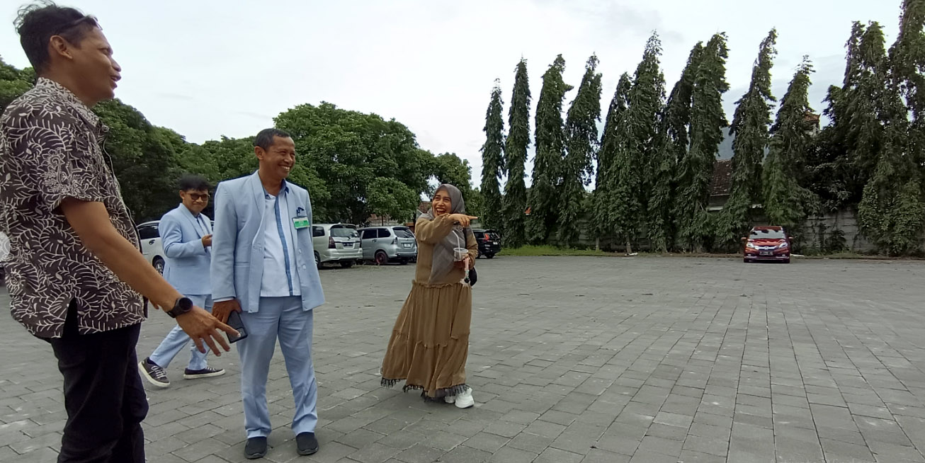 LUAS: Tim Jawa Pos Radar Banyuwangi dan tim RS Yasmin Kids meninjau lokasi babak final Lomba Kolase Koran di halaman parkir mobil area belakang Rumah Sakit Yasmin Banyuwangi sore kemarin (10/2).