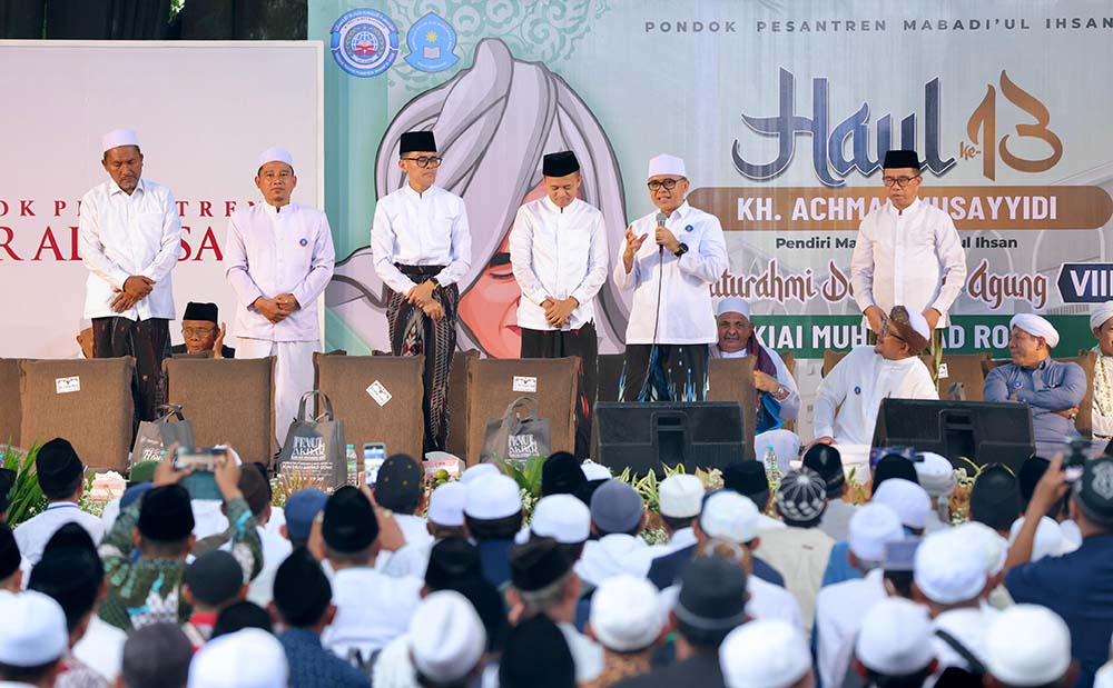 Pembina Yayasan Pondok Pesantren Mabadi’ul Ihsan H Abdullah Azwar Anas (pegang mikrofon) menyampaikan sambutan kepada hadirin Haul Ke-13 KH Achmad Musayyidi.
