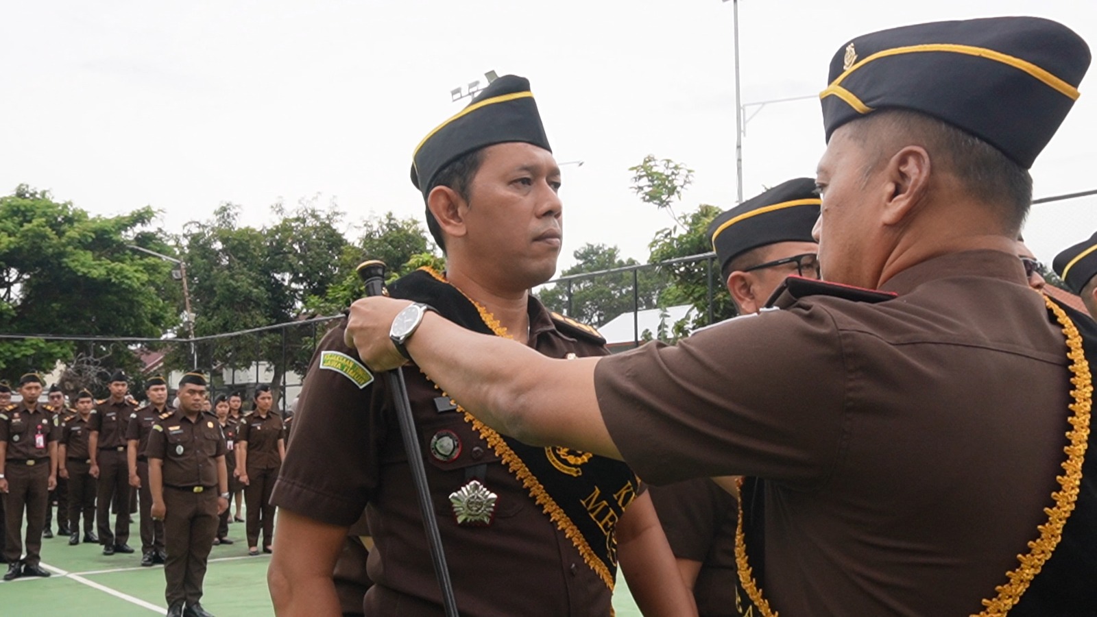 PERKUAT INTEGRITAS: Kajari Banyuwangi Suhardjono memasangkan selempang kepada Kasi Datun Arief Ramadhoni dalam acara penandatanganan pakta integritas, Senin (11/2).