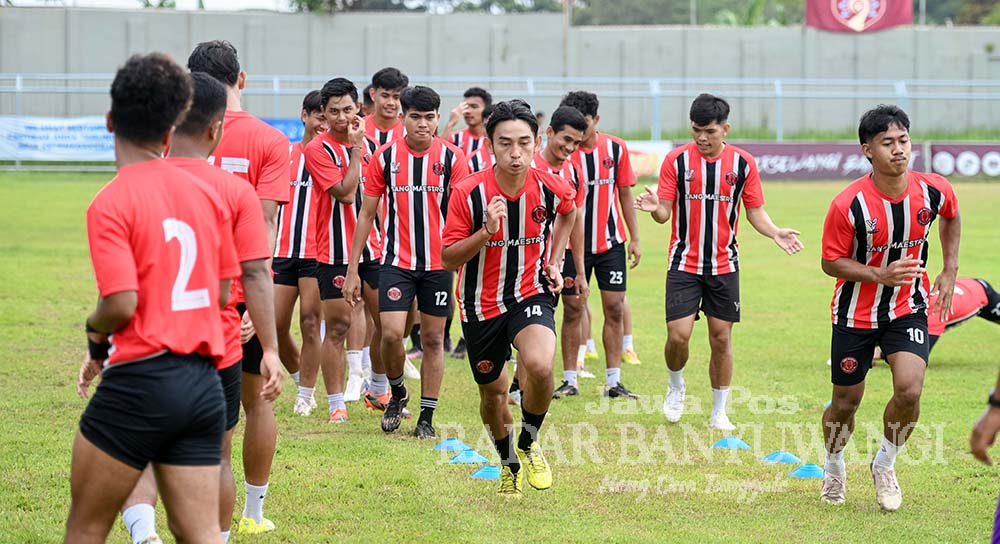 LATIHAN RINGAN: Penggawa Maestro Surabaya menjajal lapangan Stadion Diponegoro sebelum menghadapi Persewangi, Selasa sore ini (11/2/25).