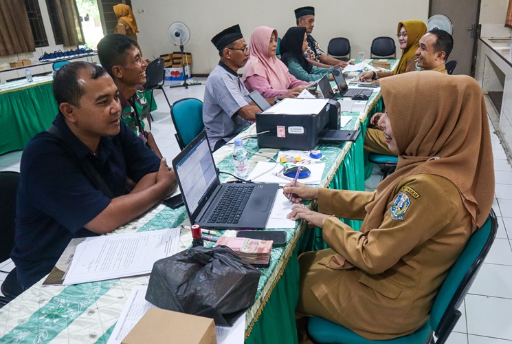 WAJIB: Para wali calon taruna mengisi surat pernyataan untuk kelengkapan daftar ulang Senin (10/2).
