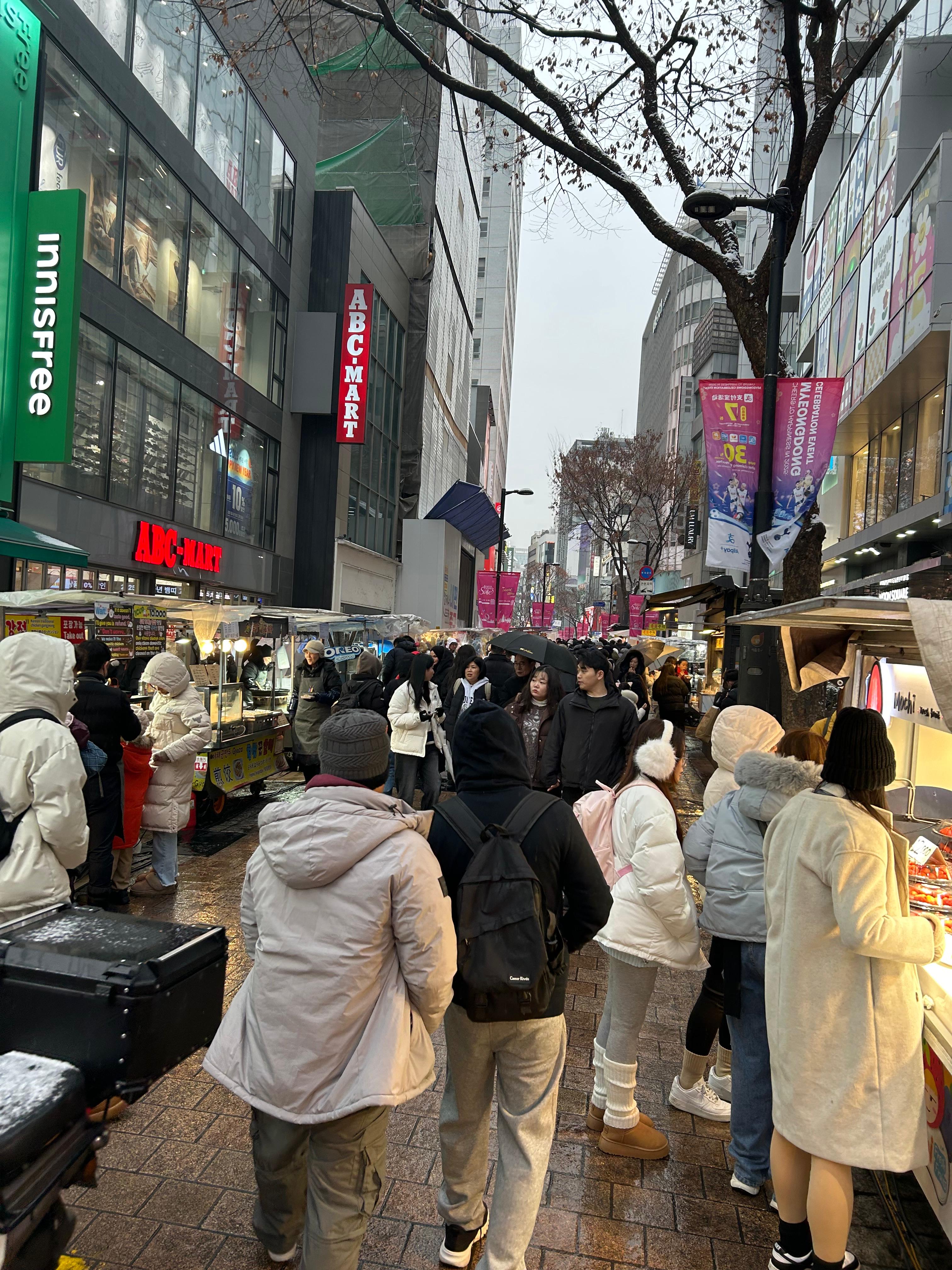 KULINER JALANAN: Wisatawan berburu kuliner khas Korsel di Myeongdong Street.