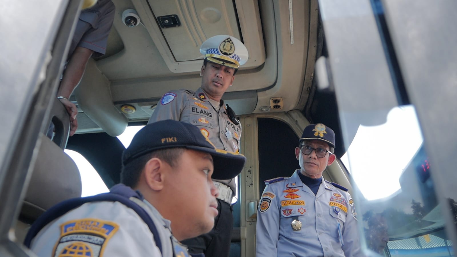 Kasatlantas Polresta Banyuwangi Kompol Elang Prasetyo bersama petugas Dishub memeriksa kelayakan bus di Terminal Brawijaya, Selasa (11/2).
