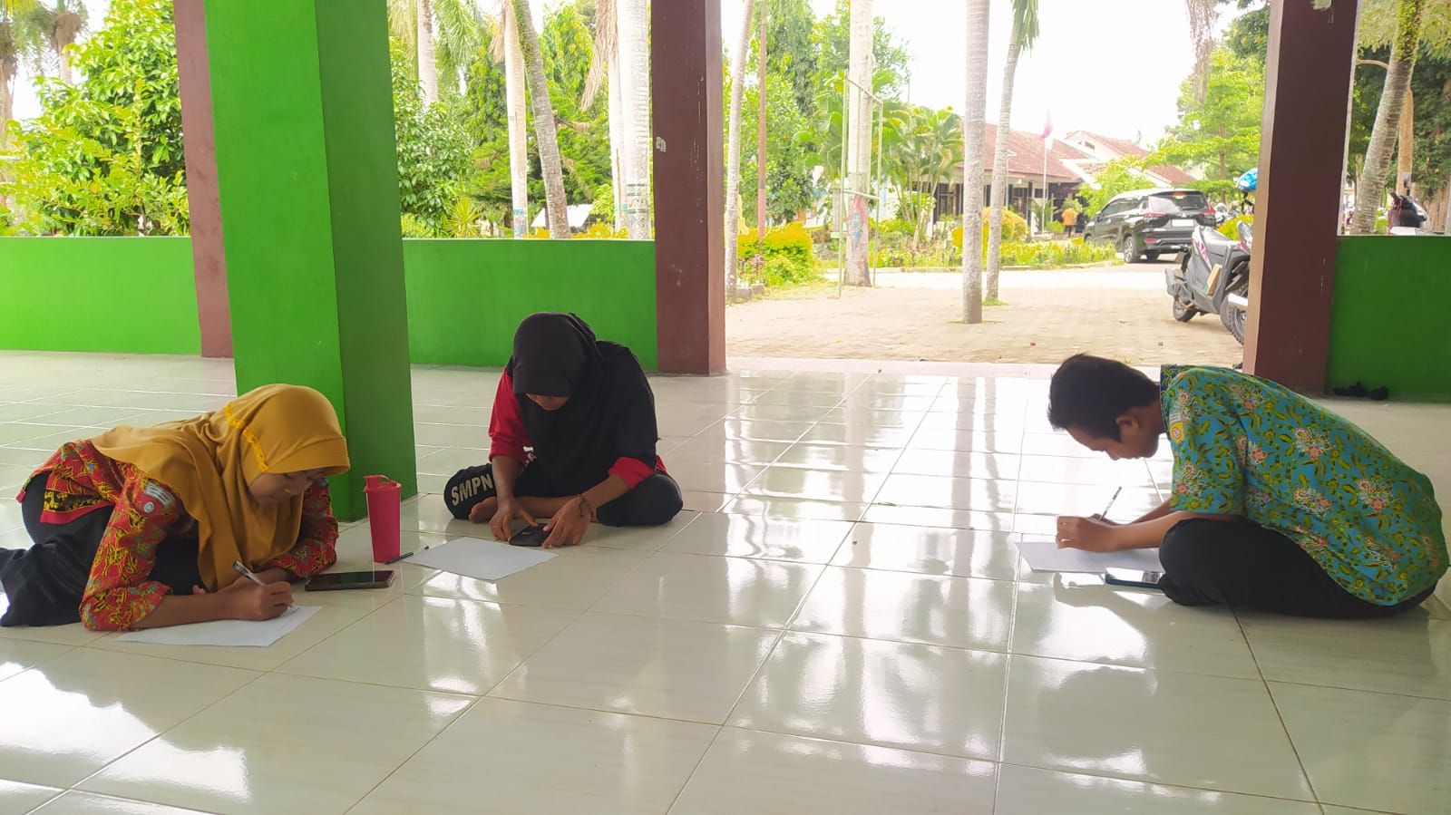 BERLATIH : Siswa SMPN 1 Kabat sedang menulis teks ceramah agama untuk persiapan mengikuti Lomba Dai Cilik