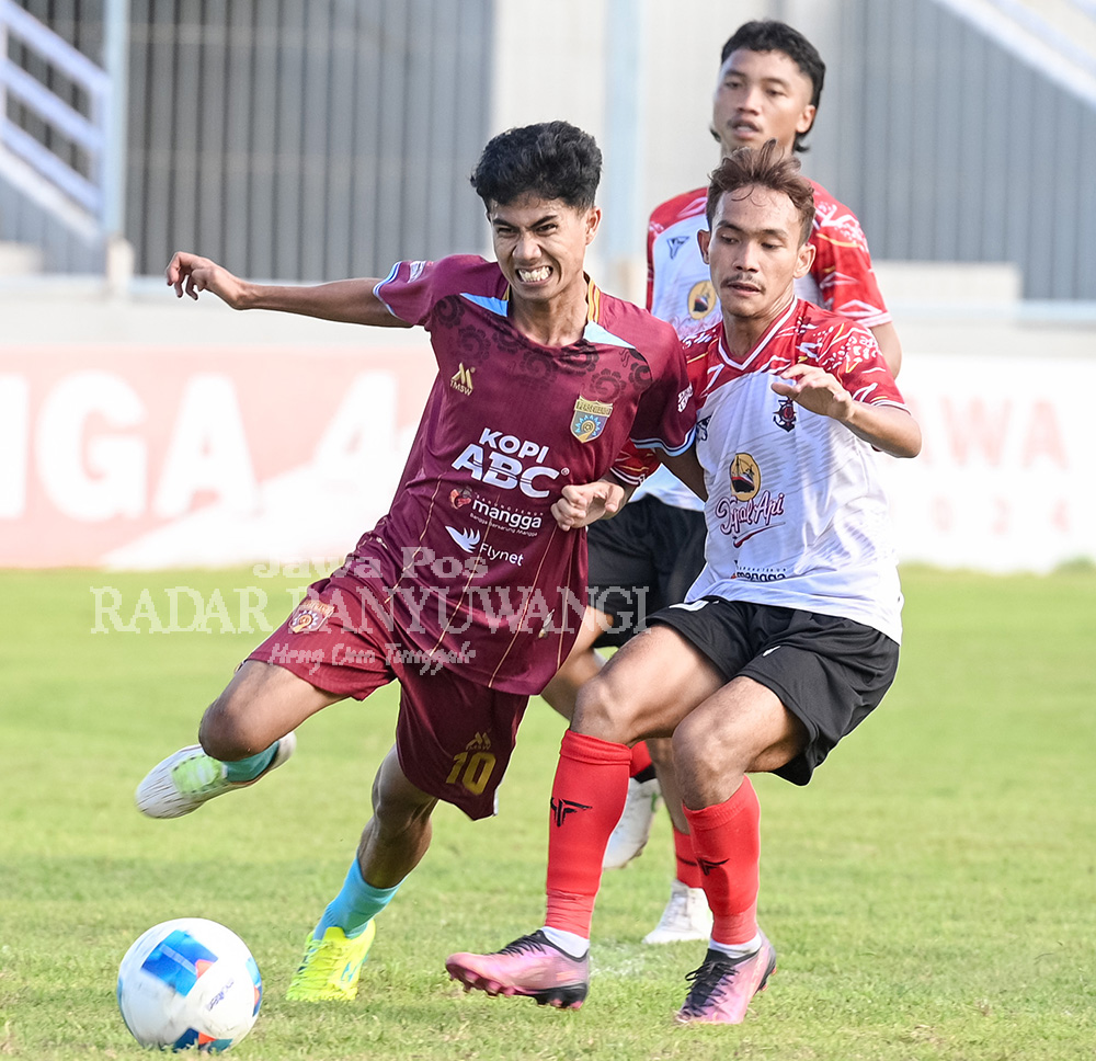 Pemain Persewangi berebut bola depan pemain Sang Maestro pada laga perdana babak 8 besar Liga 4 Jatim.