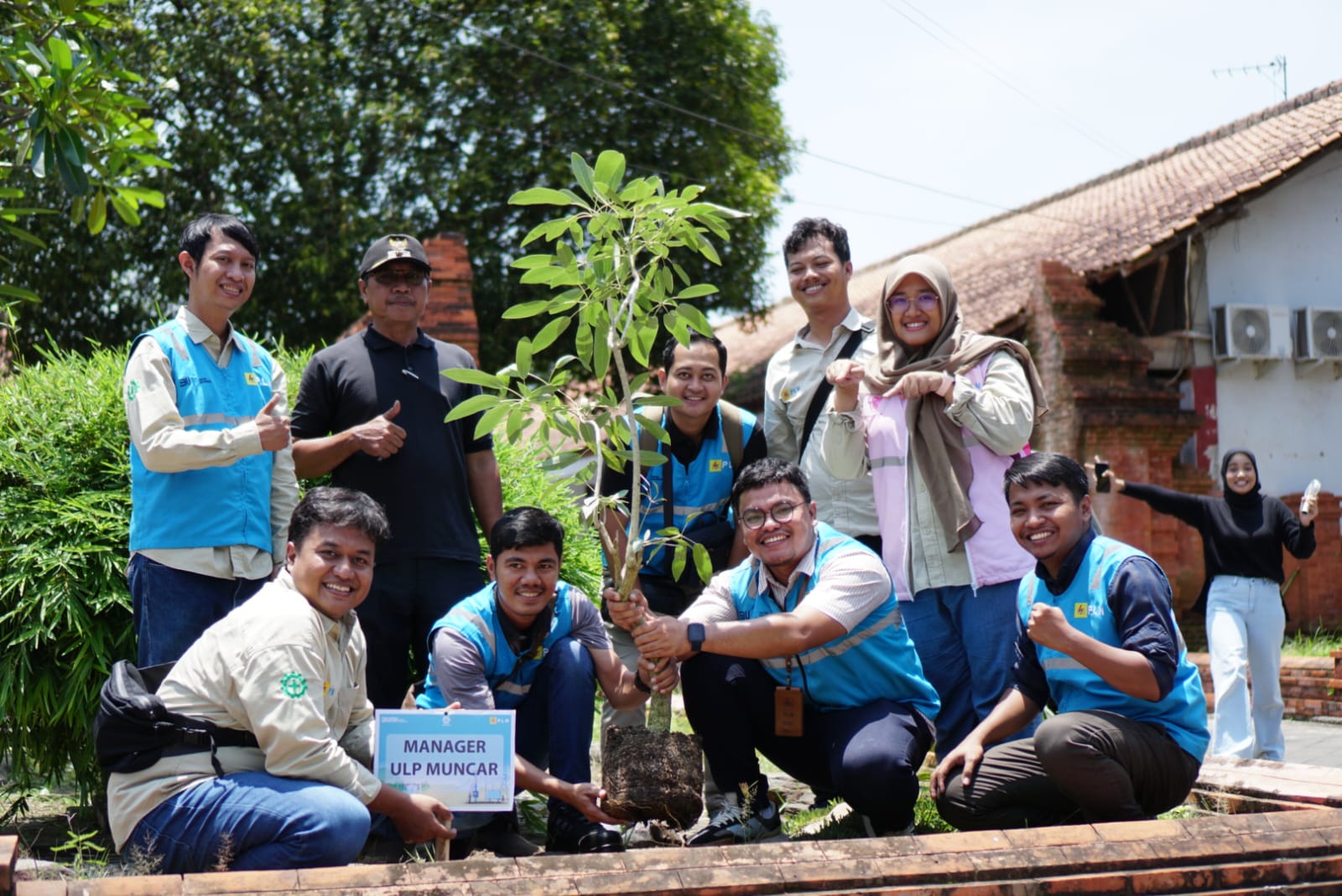 PLN UP3 Banyuwangi terus berkomitmen meningkatkan kesadaran masyarakat tentang keselamatan ketenagalistrikan serta pemanfaatan layanan digital melalui aplikasi PLN Mobile.