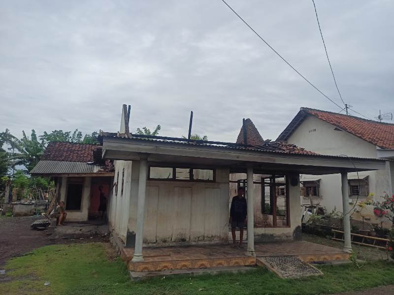HANGUS: Jumhari di rumahnya Dusun Kedasri, RT 03, RW 02, Desa Karangrejo, Kecamatan Blimbingsari yang habis terbakar Rabu (12/2)