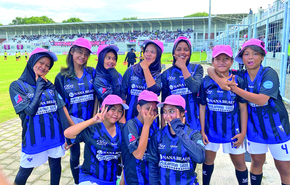 JADI DAYA TARIK: Tim sepak bola putri dari SSB Rajawali menjadi ball girl pada Laga 8 besar Liga 4 Jatim di Stadion Diponegoro, Rabu (11/2).