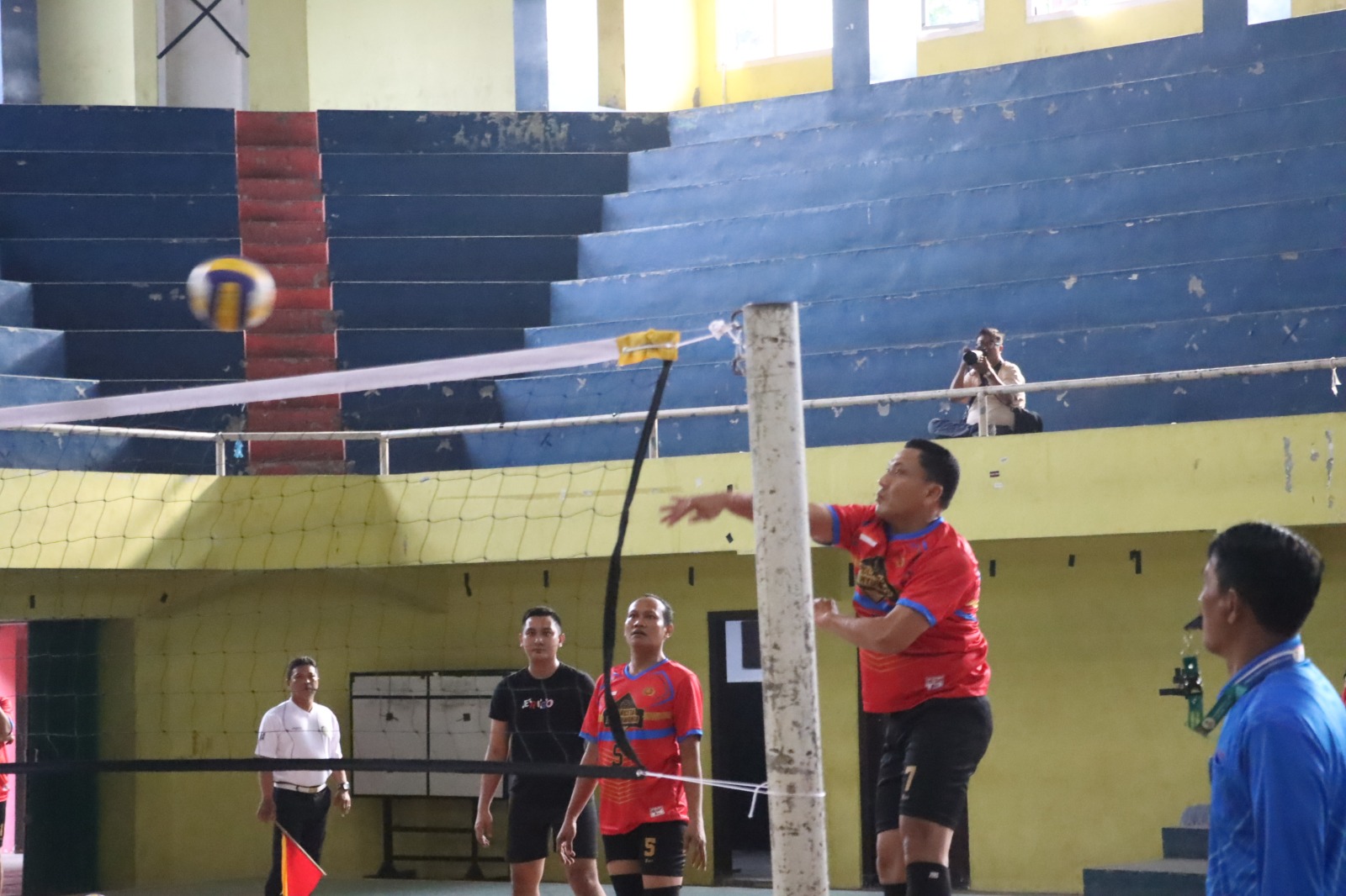 Kapolesta Kombespol Rama Samtama Putra melakukan smash pada pertadingan voli persahabatan Jumat (14/2).