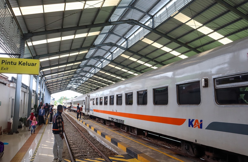 GO-SHOW: Penumpang kereta akan naik sepur di peron Stasiun Kalisetail, Desa/Kecamatan Sempu.
