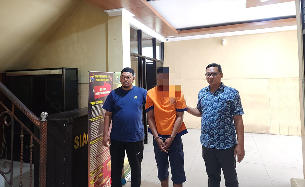 SUDAH LAMA MASUK TO: Tersangka HN digiring penyidik Satnarkoba Polresta Banyuwangi menuju ruang tahanan, Jumat (14/2).