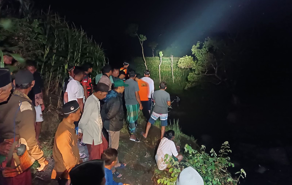TERBAWA ARUS: Puluhan warga mencari keberadaan Alpanurohman yang hanyut di sungai saat mancing ikan di Desa Watukebo, Kamis (13/2) lalu.