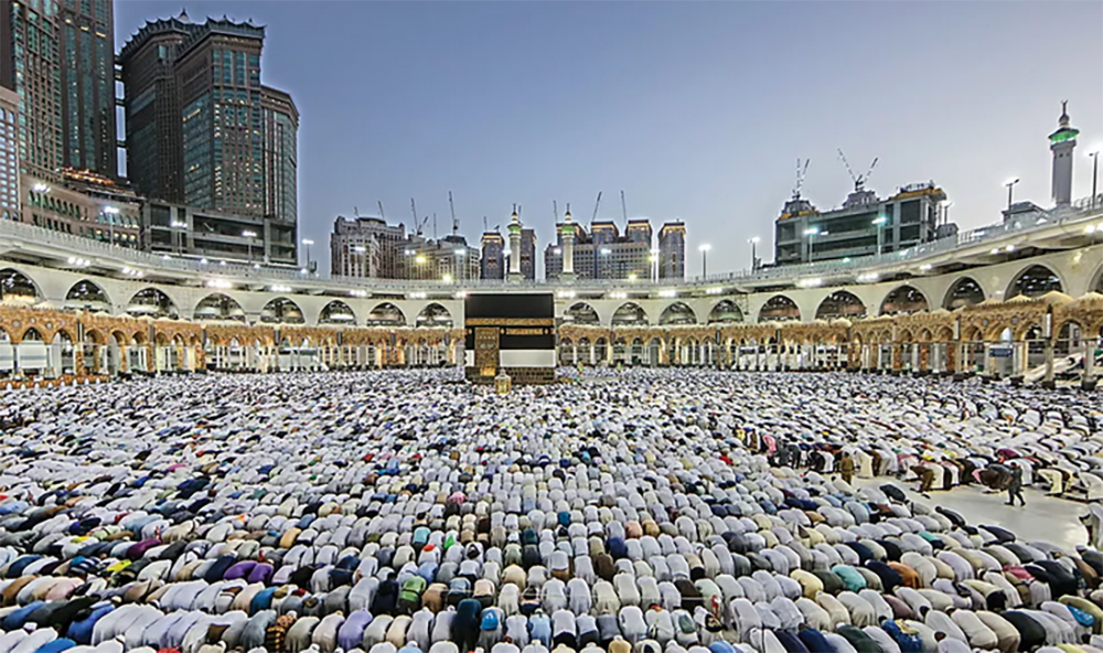 Umat Islam dari berbagai negara melaksanakan salat di Masjidilharam, Makkah Saudi Arabia. (AFP)
