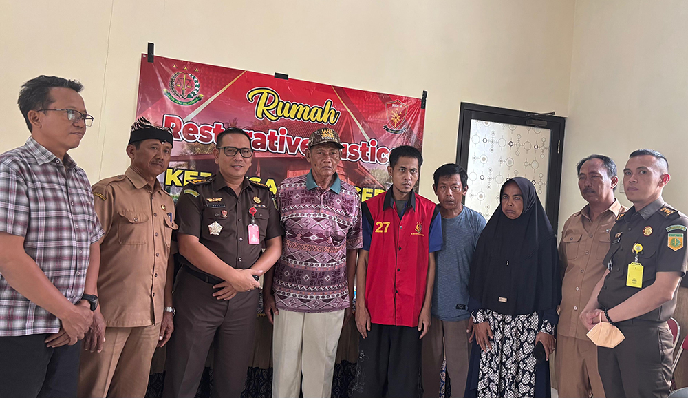 BERDAMAI: Sugeng dan Suyitno sepakat berdamai di Rumah Restorative Justice, kantor Kejaksaan Negeri Banyuwangi, Jumat (14/2).