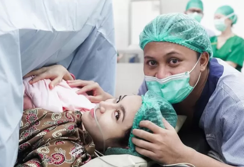 Mahalini dan Rizky Febian mengumumkan kelahiran anak pertama mereka yang diberi nama Zairee Selina Quinlyn Kareema Febian. (Foto: Instagram @rizkyfbian dan @mahaliniraharja)