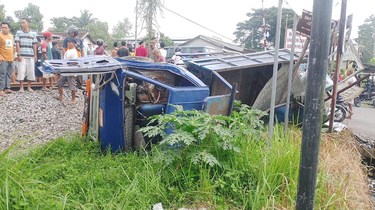 Dump truk ringsek usai tertemper KA Logawa di Jember, Senin (17/2).