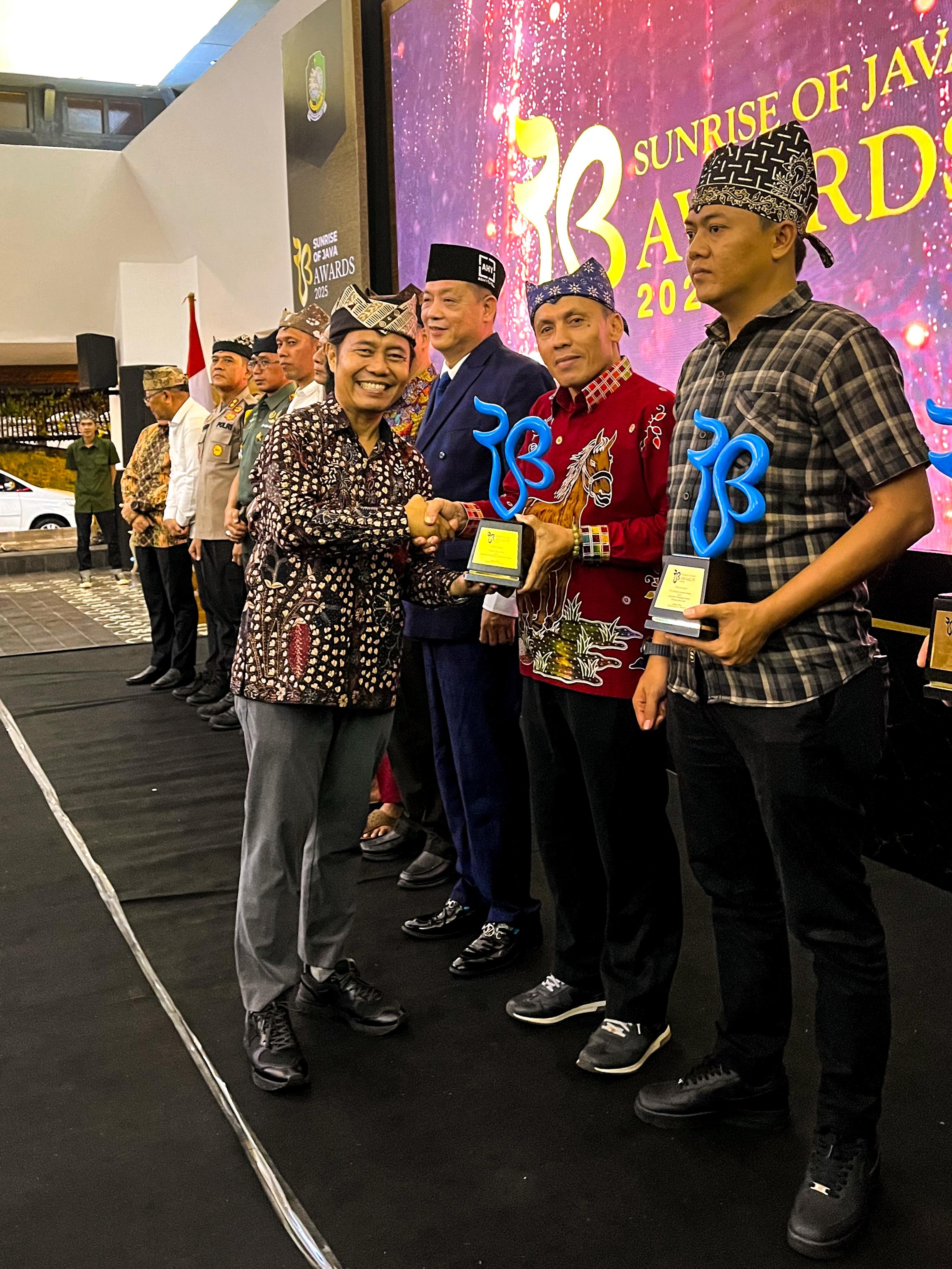 MEMBANGGAKAN: Direktur Jawa Pos Radar Banyuwangi Samsudin Adlawi menyerahkan piala SOJ Awards 2025 pada Kepala BPVP Banyuwangi Arsad,S.Ag pada Minggu (16/2)