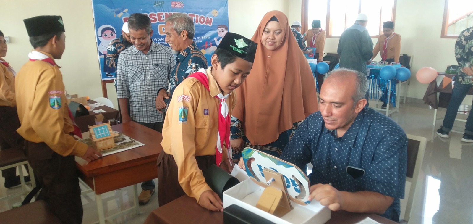 Siswa SMP Al Irsyad mempresentasikan karyanya di hadapan Ketua Lajnah Pendidikan dan Pengajaran Al Irsyad Banyuwangi Syarif Abdat didampingi Kepala SMP Al Irsyad Banyuwangi Murianingsih Ratna Sari.