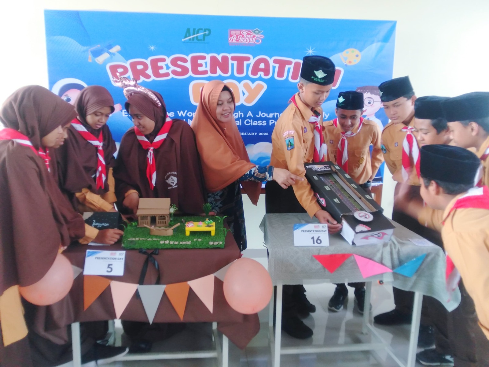 Siswa-siswi SMP Al Irsyad sedang berdiskusi hasil presentasi dalam proyek tematik bertema Presentation Day Kelas Internasional (AICP), Sabtu (15/2).
