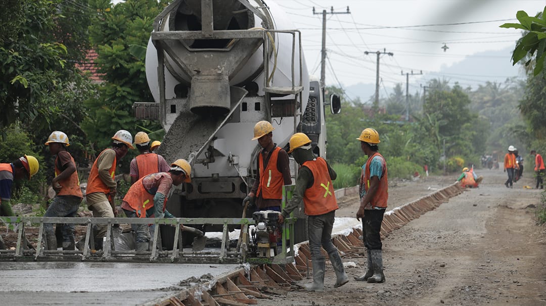INFRASTRUKTUR: Dalam PPM PT BSI banyak membangun jalan, jembatan, bendungan, dan normalisasi sungai di sekitar Ring 1 Kecamatan Pesanggaran.