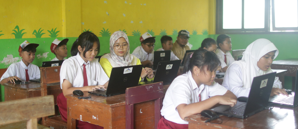ANAK BANGSA: PT BSI mengajak siswa SDN di wilayah Ring 1 Kecamatan Pesanggaran belajar komputer bersama.
